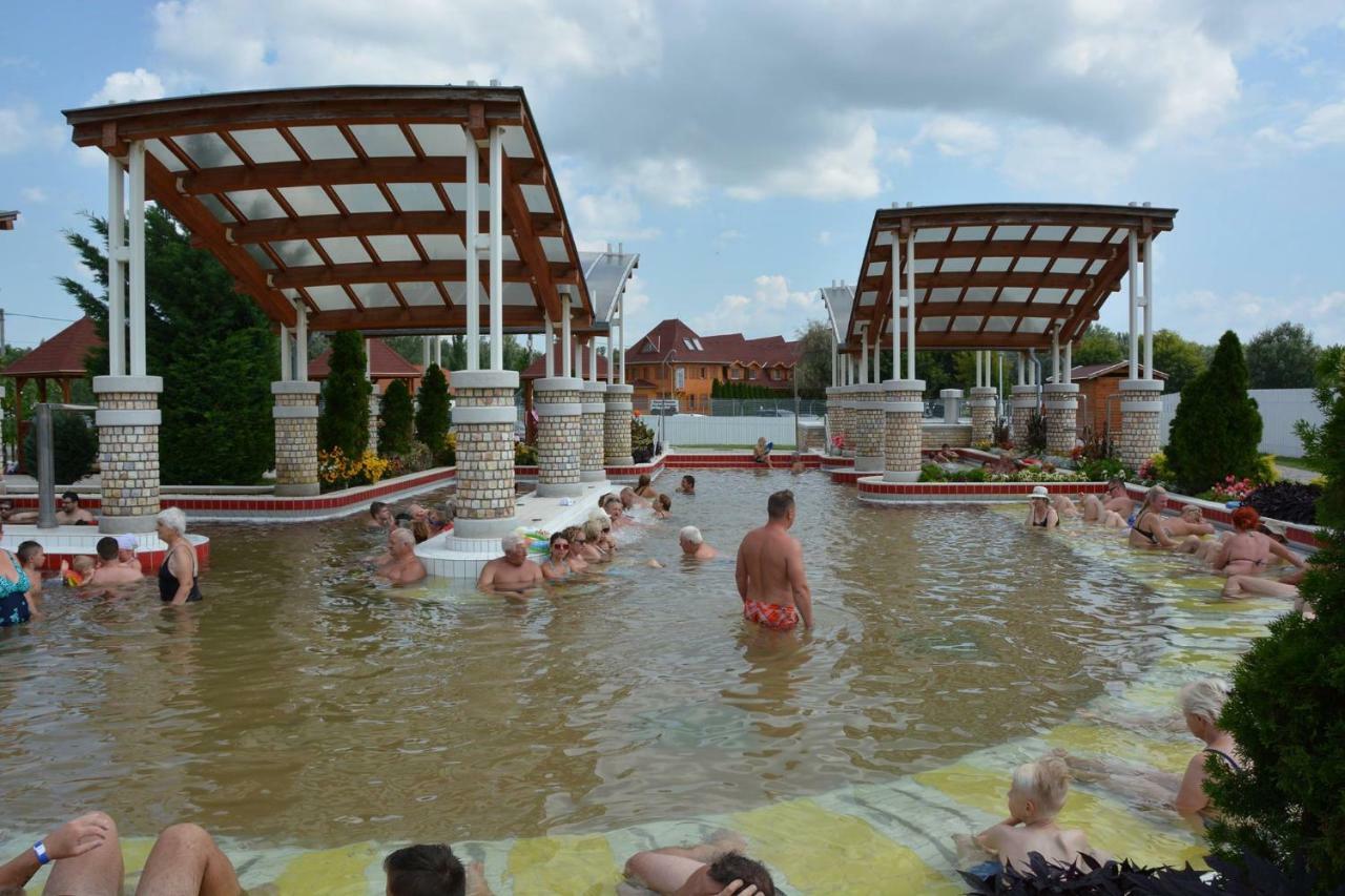 Aqua Apartman Tiszaújváros Eksteriør billede